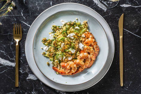 Grosses crevettes marinées au citron et à l'ail
