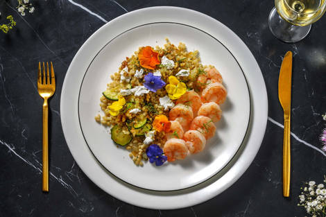 Grosses crevettes marinées au citron et à l'ail