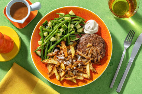Patatje oorlog met hamburger en sperziebonen