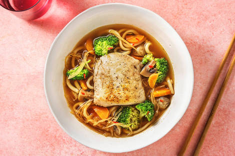 Udon noedelsoep met gebakken schelvisfilet