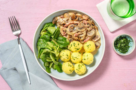Kartoffelknödel mit Speck-Rahmschwammerln
