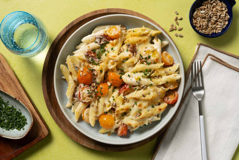 Käsiger Nudelauflauf mit bunten Kirschtomaten