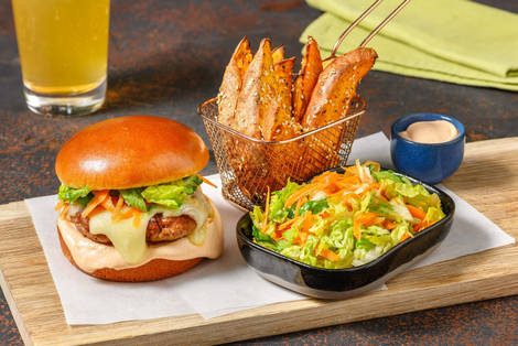 Käsiger Teriyaki-Burger mit scharfer Mayo