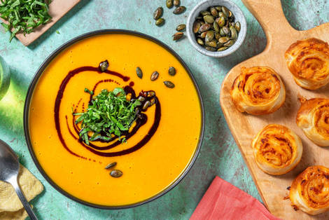 Kürbissuppe mit Tomatenpesto-Schnecken