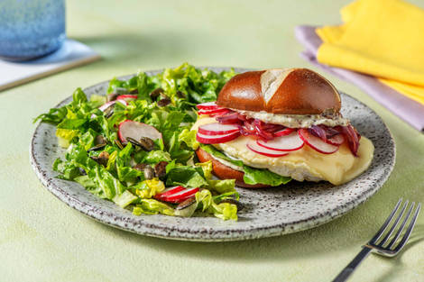 Laugen-Burger mit gebratenem Camembert