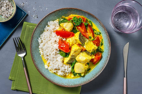 Mildes gelbes Fischcurry mit Tomaten