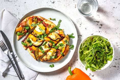 Pizza sur pain naan à l'aubergine et mozzarella