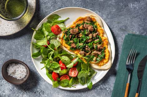 Naanpizza met yazzara, rundergehakt en spinazie