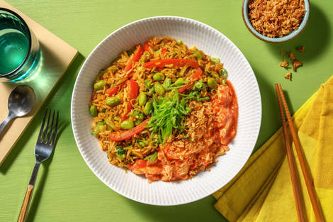 Nasi goreng met roerei en zoetzure tomatensaus