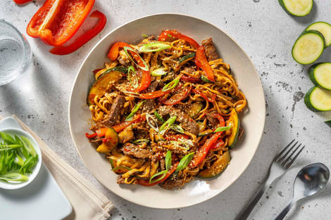 Nouilles au bœuf émincé dans une sauce asiatique