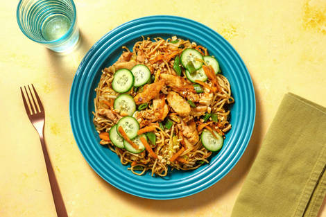 Gewokte noedels met kippendijreepjes in teriyaki