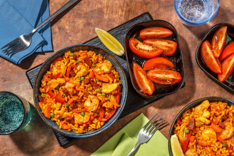 Paella garnie de grosses crevettes et de poulet