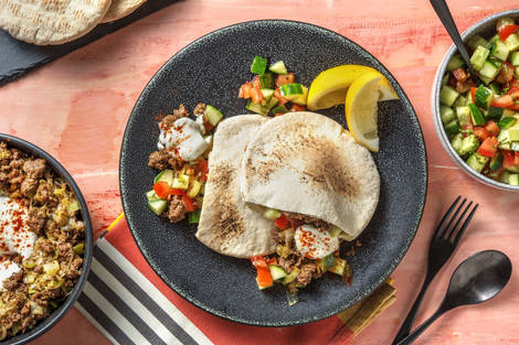 Pains pitas garnis de viande hachée de bœuf et lebné