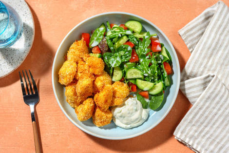 Panierter Blumenkohl mit Kräuterdip dazu frischer Salat mit Buttermilch-Zitronen-Dressing