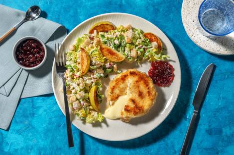 Panierter Camembert mit gebratenem Apfel