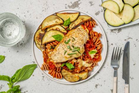 Pastaschotel met kip en gegrilde aubergine