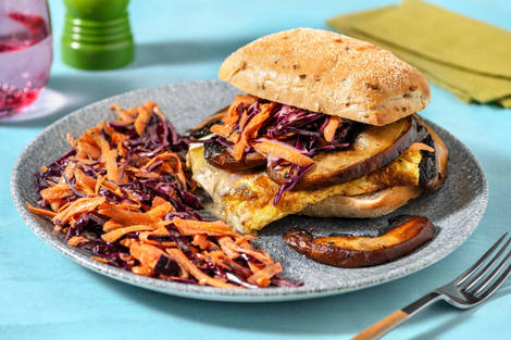 Broodje omelet met pittige blauwe kaas