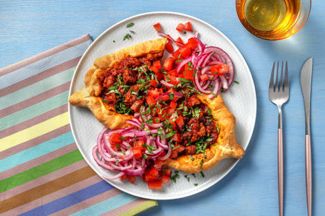 Turkse pide met rundermerguez