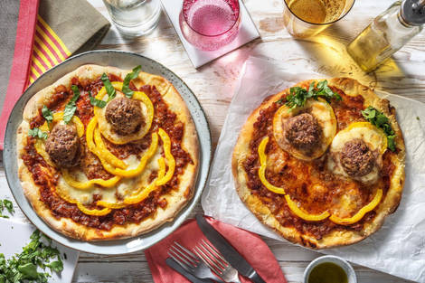 Pizza met gehaktballen en buffelmozzarella 