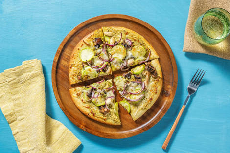 Pizza bianca sur fond de courgette