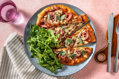 Pizza Reine sur pain naan et salade