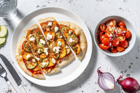 Pizza sur naan au chèvre et aux légumes