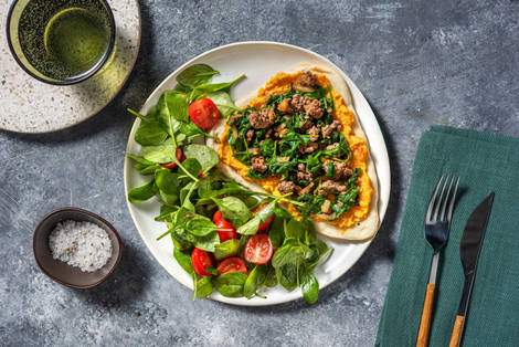 Naanpizza met yazzara, rundergehakt en spinazie