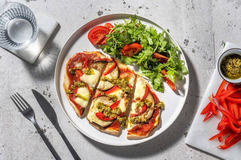 Pizza sur pain naan garnie d'aubergine et mozzarella