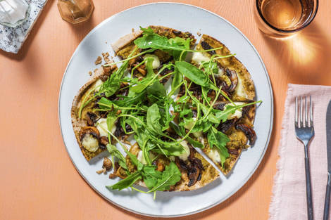 Platbroodpizza met champignons en pesto