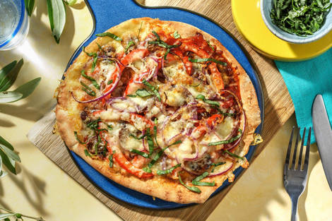 Pizza sur pain plat garnie de champignons et mozzarella