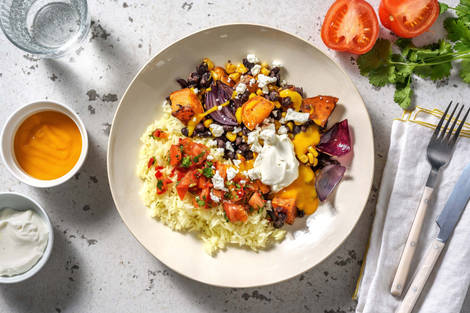 Rijstschotel met zoete aardappel, geitenkaas en pittige salsa