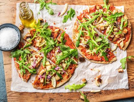 Platbroodpizza met aubergine, venkel, Grana Padano en ricotta