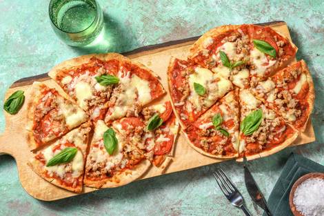 Platbroodpizza's met gehakt en mozzarella 