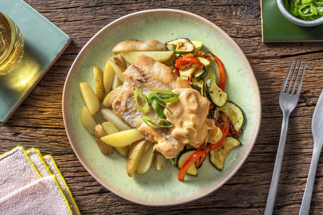 Pochierter Seehecht in Tomatenrahm