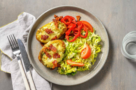 Gepofte aardappel met spek, zure room en cheddar