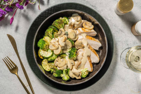 Poulet dans une riche sauce aux champignons