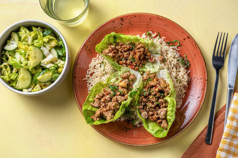 Poulet haché épicé à l'asiatique servi dans de la little gem