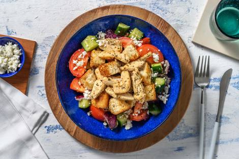 Pouletstreifen auf griechischem Salat