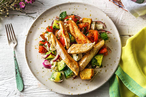 Putenbrust auf griechischem Salat
