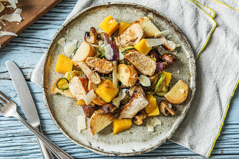 Putenbruststreifen auf Mango-Brot-Salat