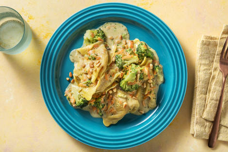 Ravioli mit Tomate und Mozzarella gefüllt