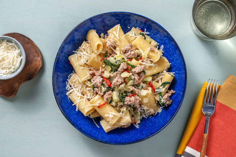 Romige rigatoni met gekruid kipgehakt en spinazie