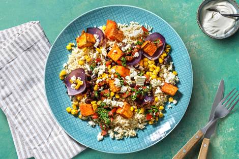 Rijstschotel met zoete aardappel, geitenkaas en pittige salsa
