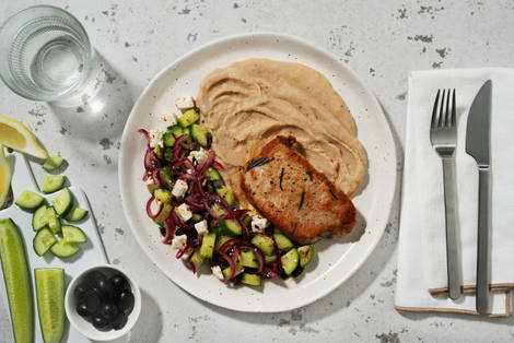 Rosmarin-Koteletts mit griechischem Salat