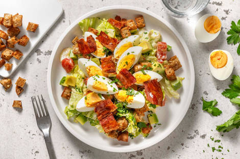 BLT-salade met ei, avocado en yoghurtdressing