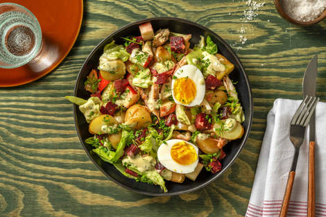 Frisse krieltjessalade met gerookte makreel en bietjes