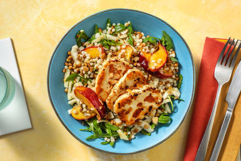 Salade garnie de nectarine rôtie et de halloumi