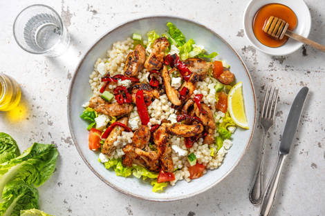 Griekse salade met kippendij en parelcouscous