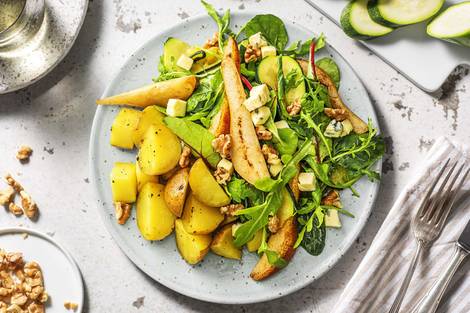 Salade met peer, pittige blauwe kaas en walnoot