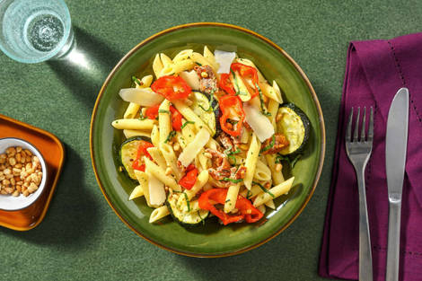 Penne mit Basilikumsoße und Ofengemüse